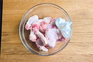 Chicken Wings gut abtrocknen.