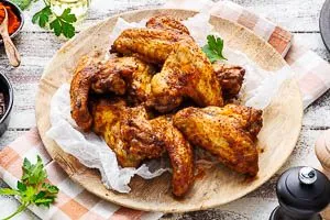 Fertig sind die leckeren Chicken Wings vom Blech.