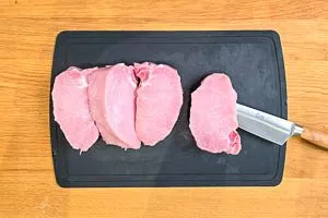 Für das Cordon Bleu Taschen in das Fleisch einschneiden.