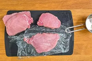 Die Lummer Steaks plätten.