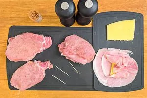 Würzen, die Füllung in die Taschen geben und mit Zahnstocher oder Rouladennadel verschließen.