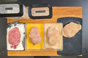 Die Cordon Bleus in einer Panierstraße panieren.