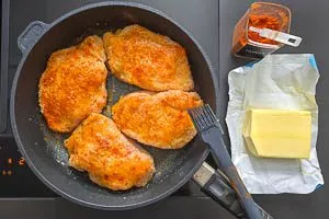 In einer Pfanne Butter schmelzen und die Cordon Bleus bepinseln, danach mit Paprikapulver würzen.
