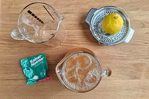 Karaffe mit kaltem Wasser aufgießen