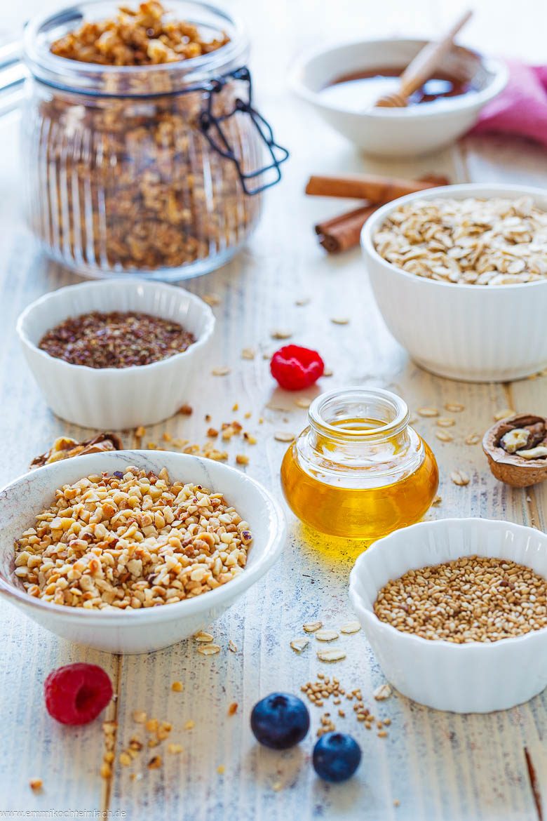 Granola Zutaten: Haferflocken, Honig, Samen, Nüsse
