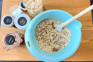 Alle trockenen Zutaten in einer Schüssel mischen.