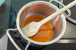 Öl und Honig im Topf erwärmen.