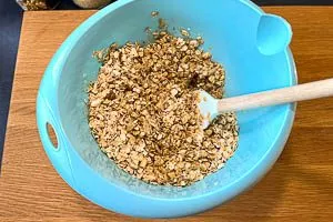 Trockene Zutaten mit Öl und Honig vermengen.