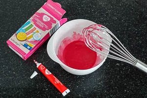 Zuckerguss mit roter Lebensmittelfarbe einfärben