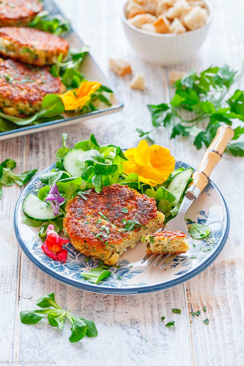 Mit Salat oder Suppe schmeckt der Knödel frisch oder deftig wärmend.