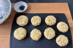 Ungef&auml;hr 8 Kn&ouml;del formen und flach dr&uuml;cken.