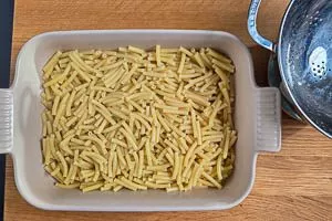 Makkaroni kochen und in die Auflaufform geben.