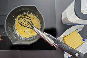 Mehlschwitze im Topf zubereiten.