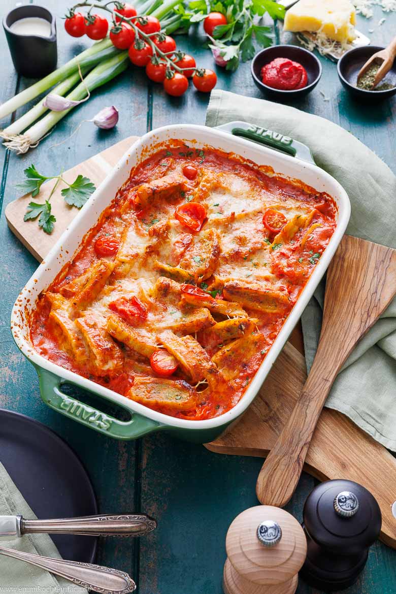 Maultaschenauflauf mit überbackenen Maultaschen aus dem Backofen