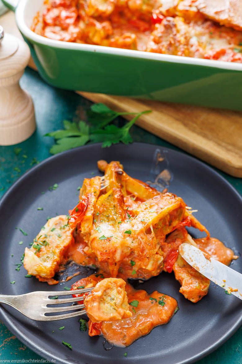 Auflauf mit Maultaschen und Tomatensoße warm auf einem Teller serviert