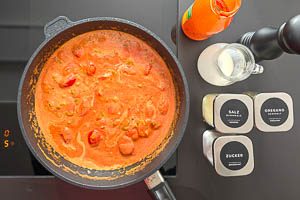 Tomatensoße für den Auflauf in der Pfanne aufkochen lassen