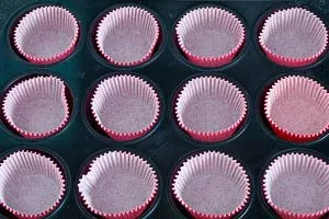 Bunte Papierförmchen im Muffin-Blech