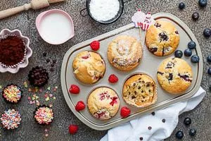 Fluffige, saftige Muffins aus dem Backofen servieren
