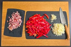 Zwiebeln, Knoblauch und Paprika vorbereiten.