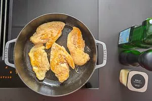 Die Hähnchenbrustfilets für drei Minuten anbraten und würzen.