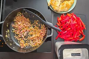 Zwiebeln und Speck anbraten, Knoblauch zugeben.