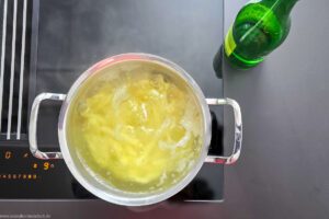 Kräuteressig mit Wasser zum Kochen bringen und die Kartoffeln 10 Minuten kochen.