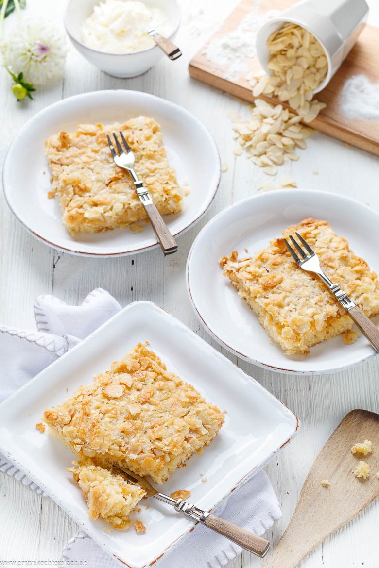 Saftiger Blechkuchen mit Mandeln