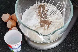 Zutaten für den saftigen Blechkuchen zur Sahne in die Schüssel geben