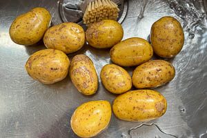 Kartoffeln für Smashed Potatoes waschen und bürsten