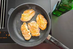 Hähnchen von beiden Seiten anbraten.