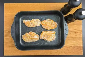 In eine Auflaufform geben und mit Salz und Pfeffer würzen.