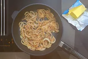 Zwiebelringe anbraten.