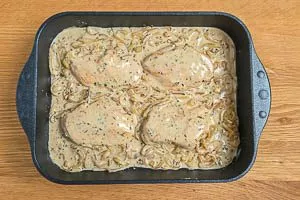 Soße über das Fleisch geben und im Ofen garen.