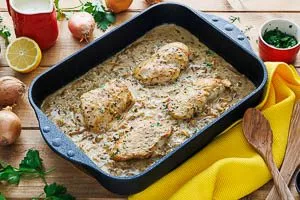 Danach kannst du das Zwiebel-Sahne-Hähnchen mit Petersilien bestreuen und servieren.