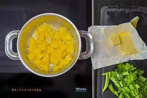 Kartoffeln und Zwiebeln anschwitzen.