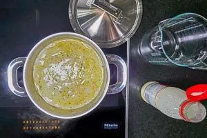 Mit Sahne und Gemüsebrühe ablöschen.