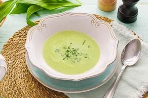 Fertig ist die Bärlauchsuppe und kann serviert werden.