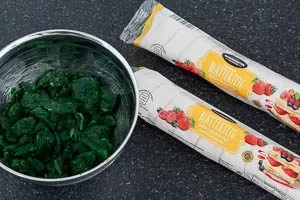 Spinat auftauen lassen und Blätterteig aus dem Kühlschrank nehmen.