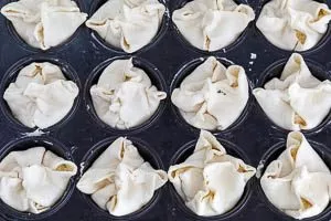 Teigspitzen zusammendrücken.