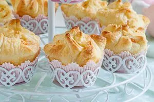 Backen und entweder warm oder kalt servieren.