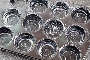 Muffinförmchen einfetten.