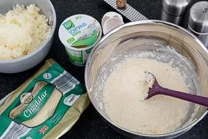 Schmand, Ei und Käse verrühren und abschmecken.