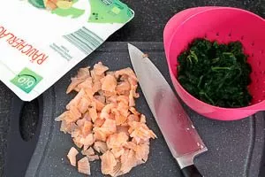 Lachs klein schneiden und Spinat ausdrücken.