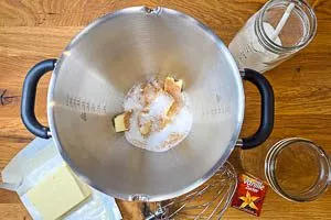 Butter und die drei Zuckerarten in die Schüssel geben
