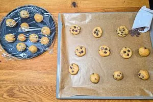 Teig-Bällchen formen und auf dem Blech verteilen