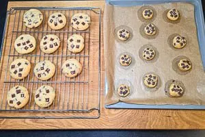 Cookies aus dem Ofen nehmen und abkühlen lassen