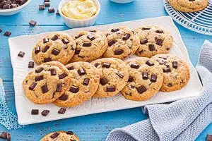 Chocolate Chip Cookies frisch auf einem Teller serviert