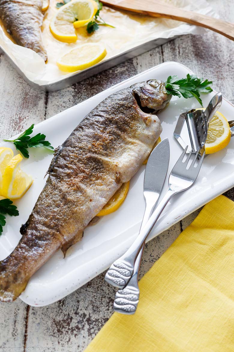 Knusprige Forelle mit Kräutern und Zitrone aus dem Ofen