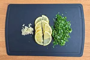 Zitrone, Petersilie und Knoblauch vorbereiten