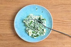 Butter mit Kräutern und Knoblauch verkneten